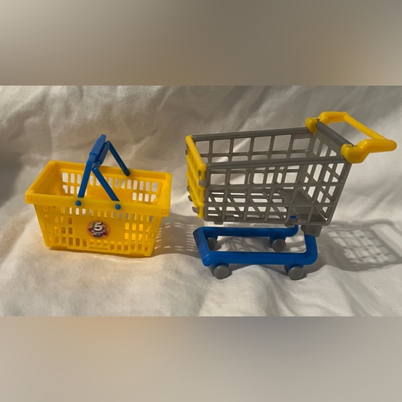 Mini Brands Lot - Series 1 - Picture 2 of 2